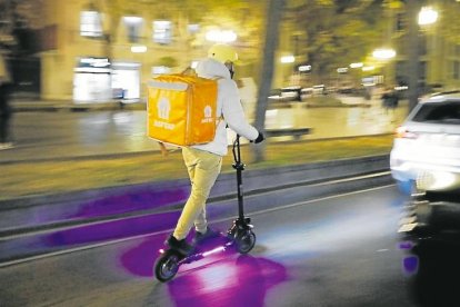 Bicicleta, moto y hasta patinete. Todo sirve para repartir.