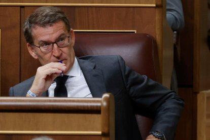 El líder del Partido Popular (PP) Alberto Núñez-Feijóo, durante la segunda jornada de la investidura del secretario general del PSOE Pedro Sánchez celebrada en el Congreso de los Diputados en Madrid, este jueves.