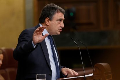 MADRID, 16/11/2023.- El portavoz del PNV Aitor Esteban interviene durante la segunda jornada de la investidura del secretario general del PSOE Pedro Sánchez celebrada en el Congreso de los Diputados en Madrid, este jueves.