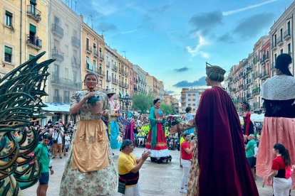 La Geganta Frida se luce por las calles de Tarragona.