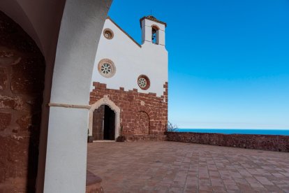 La plaza de la Ermita de Mare de Déu de la Roca.