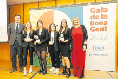 La vicepresidenta del Parlament, Alba Vergés, y el director general del Diari, Santi Batchillería, con las ganadoras: las alumnas de la Salle Irina Mestre, Marta del Agua, Paula Catalàn y Clara Alcázar.