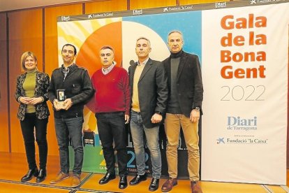 La presidenta de la Diputació, Noemí Llauradó, con la junta de la en-tidad de aniversario ganadora, el Club Bàsquet Vila-seca.