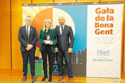 El alcalde de Amposta, Adam Tomàs; la presidenta de APASA, Mercè Barberà, y el subdelegado del Govern en Ebre, Albert Salvadó. APASA ganó en la categoría de entidades sociales.