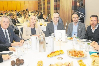 De izquierda a derecha, la concejal de Altafulla Marisa Méndez-Vigo (en representación de la alcaldesa), el alcalde de Amposta, Adam Tomàs; la alcal-desa de Valls, Dolors Farré; el subdirector del ‘Diari’, Álex Saldaña; el alcalde de Vila-seca, Pere Segura; el alcalde de Mont-roig, Fran Morancho, y el alcalde-presidente de la EMD de Jesús, Víctor Ferrando.