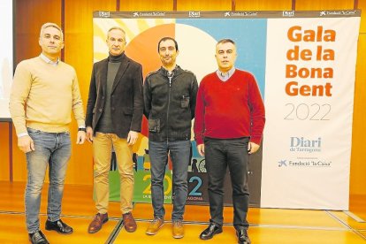 El Bàsquet Vila-seca quedó primero en entidades de aniversario. En la imagen, cuatro de los miembros de la junta directiva. De izquierda a derecha, Albert Roldán, Juan Antonio Martínez, Germán Fernández (presidente) y Jesús López.