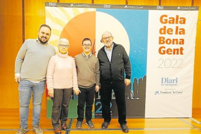 Albert Blanch (tercero por la izquierda) fue nombrado en 2022 ‘Tecler d’Honor’ de las fiestas de Santa Tecla por su larga implicación en el Esbart Santa Tecla. En la