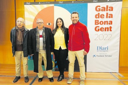Ángel Moreno (segundo por la izquierda) fue galardonado en 2022 con la Faixa d’Honor. En la imagen, con Antonio Sánchez, miembro de la junta de la Coordinadora de Colles Castelleres; la hija de Ángel, Laura, y el esposo de esta, Manuel Miras.