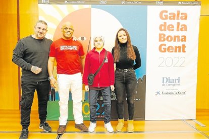 El brasileño Cristiano Ribas (segundo por la izq.) es dueño de una academia de artes marciales donde ayuda a integrar a personas con dificultades. En la