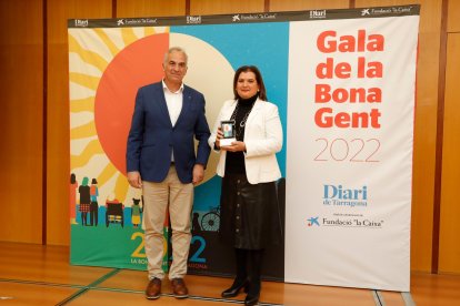El delegado del Govern en Tarragona, Àngel Xifré, con Ana Pacheco, presidenta de Do de Pit, entidad que quedó en segundo lugar.