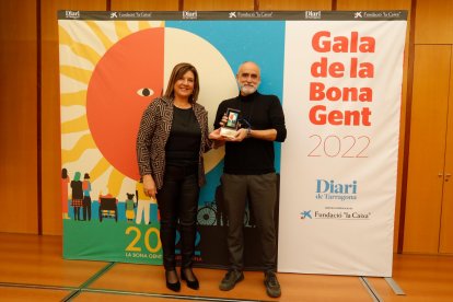 La directora de CaixaFòrum Tarragona, Glòria Olivé, con Jordi Rodríguez, coordinador de AFANOC Tarragona, entidad de carácter social que resultó segunda.