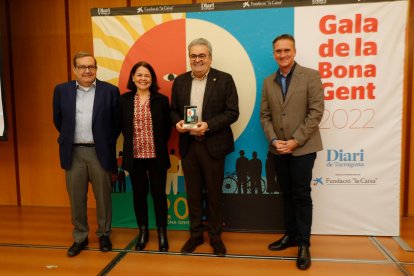 La directora del Diari, Núria Pérez, con los responsables de la Llotja de Reus, que quedó tercera en entidades de aniversario.