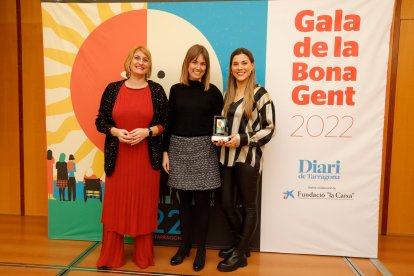 La vicepresidenta del Parlament, Alba Vergés (izquierda), con Sònia Sabidó y Sara Monclús, del Institut-Escola L’Arrabassada, tercera en entidades sociales y educativas.