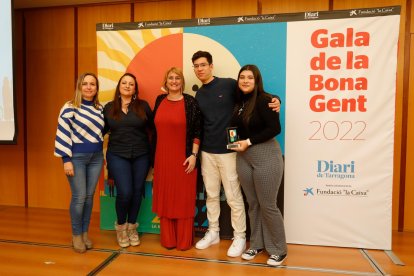 La vicepresidenta del Parlament, Alba Vergés (en el centro), con Francina Prades, Azucena Povill, Pau Antonlí y Paula Sanz, del Institut Dertosa, tercero en entidades sociales y educativas.