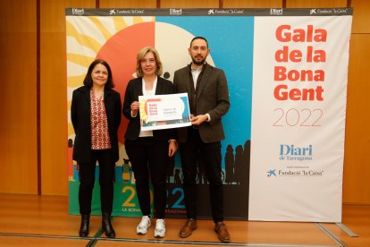 La directora del Diari, Núria Pérez, con los copresidentes del Gremi de Marejants, Maria Bordàs y Francesc Seritjol.