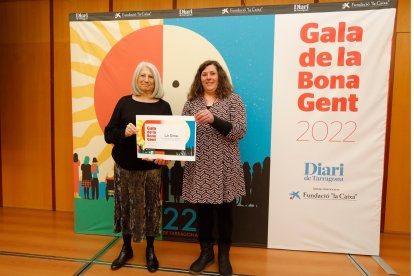 La concejal de Altafulla Marisa Méndez-Vigo, con la presidenta de La Sínia, Raquel Córdoba.