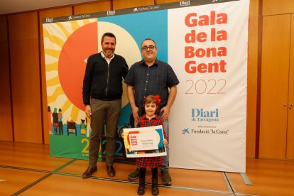 El alcalde de Mont-roig, Fran Morancho, con el presidente del Club Atlètic Mont-roig, Xavi Anguera, y la hija de este, Mia.