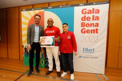 El alcalde de Vila-seca, Pere Segura, con Cristiano Ribas y el hijo de este, Renzo.
