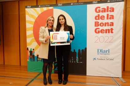 La alcaldesa de Valls, Dolors Farré, con Mariona Escoda.
