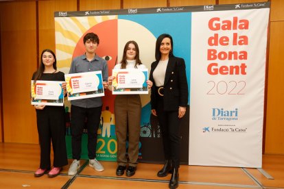 Carla Zaera, Damià Colet y Leire Ugalde, con la concejal de Salou Julia Gómez.