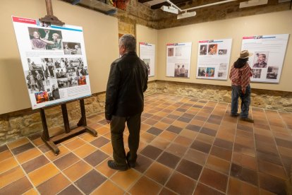 Visitantes en la exposición sobre Manuel Pallarès y Picasso en el Centre Picasso d’Horta de Sant Joan.