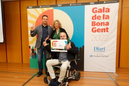Siscu Morell, su esposa, Joana, y el alcalde de Cambrils, Oliver Klein.