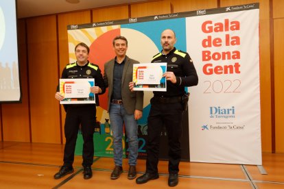 El alcalde de El Vendrell, Kenneth Martínez, con los agentes de la Policía Local vendrellense Xavi Ripoll y Ferran Muga