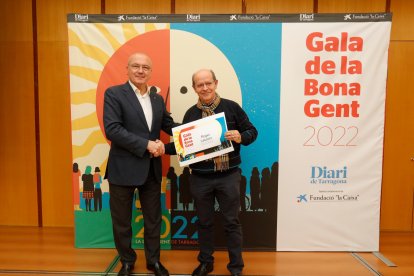 El alcalde de Reus, Carles Pellicer, con Andreu Lascorz, padre del galardonado Roger Lascorz.