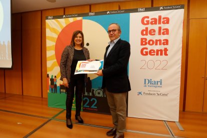 La directora de CaixaForum Tarragona, Gloria Olivé, con Manuel López, padre de la galardonada Lola López.