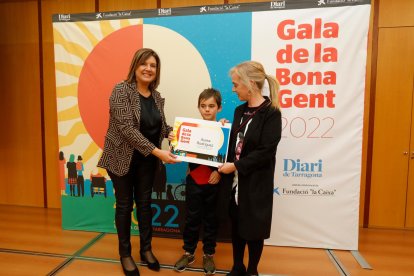 La directora de CaixaForum Tarragona, Gloria Olivé, con Àurea Rodríguez y el hijo de esta, Pau.