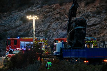 La carretera TV-3022, a la altura de El Perelló, estuvo cortada durante varias horas para facilitar el rescate del coche y los cuerpos.