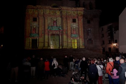 L’estrena va concentrar diversos centenars de persones a la plaça de la Catedral.