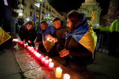Manifestantes ucranianos prenden velas en las escaleras del Balcó del Mediterrani en recuerdo a los fallecidos.