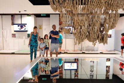 La familia de Joan Castellana y Patrícia Pallarès, vecinos de Olot, visitando el centro de interpretación del arquitecto Antoni Gaudí.