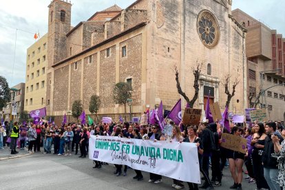 La manifestación del 8-M reúne a miles de mujeres en Tarragona