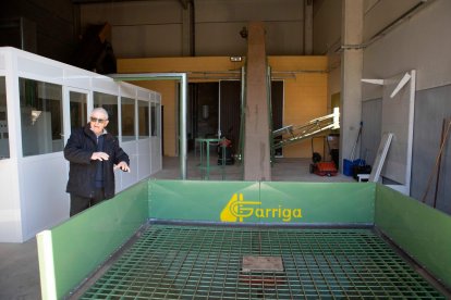 El presidente de la Cooperativa de Vila-seca, Francesc Gené, muestra la maquinaria que han adquirido para la nueva sede.
