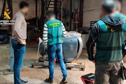 Los agentes durante la operación.