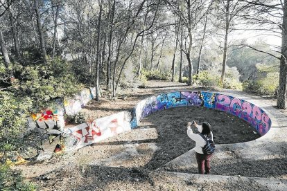Las construcciones se encuentran en una zona boscosa.