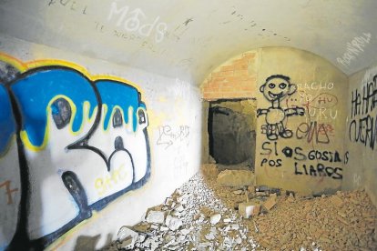 Hay pintadas, basura y escombros por todas partes.