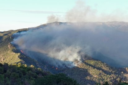 El fuego de Cabacés estaba cerca de la carretera T-702, que se ha cortado al tráfico.