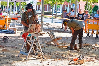 Corte de madera con sierra en Campclar.