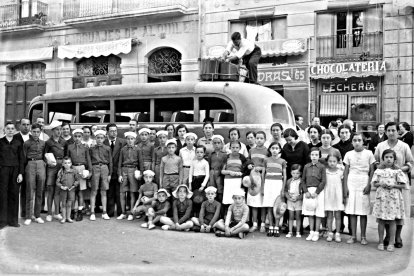 Niños y niñas delante de Casa Cuadras, en 1936, a punto de irse de colonias a La Seu d’Urgell. Tuvieron que volver tras el golpe de estado.