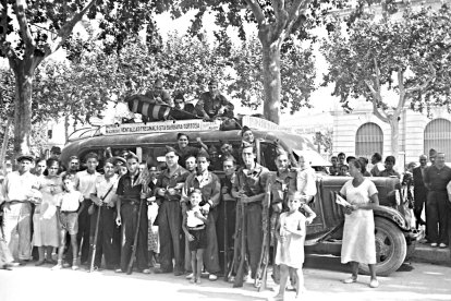 Milicianos de ERC, con el alcalde Joaquim Fort (en el centro, sin armas), antes de marchar al frente el 25 de agosto de 1936.