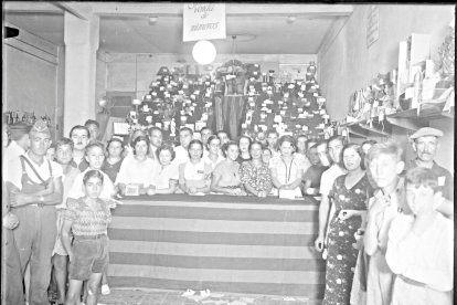 Tómbola benéfica en beneficio de Madrid a principios del verano de 1937.