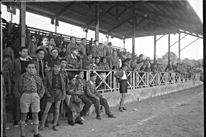 Partido en beneficio de las víctimas de los bombardeos, celebrado en el antiguo campo del Nàstic el 23 de mayo de 1937.