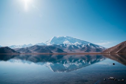 Las montañas Tian Shan se alzan imponentes.