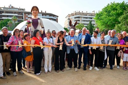 De izquierda a derecha, en primera fila, sosteniendo la cinta inaugural, los concejales Òscar Subirats, Maria del Mar Escoda, Montserrat Flores, Anabel Martínez y Noemí Llauradó; la alcaldesa de Reus, Sandra Guaita; el presidente de la Cambra de Reus, Mario Basora; Àngel Xifré, delegado de la Generalitat; y los concejales Daniel Marcos, Dolors Vázquez, Joan Carles Gavaldà y Mariluz Caballero.