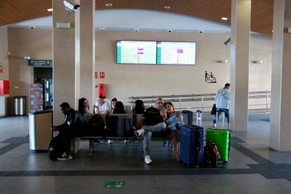 Algunos han optado por el transporte privado o los autobuses.