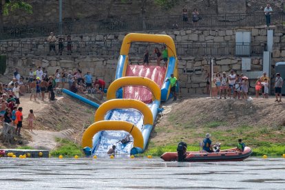 Un tobogan aquàtic ahir a la tarda a la Festa del Riu d’Ascó.