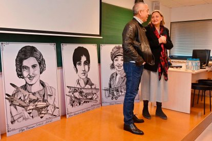 El ingeniero aeronáutico Enrique Saavedra y la directora de CESDA, Cristina Casamitjana, en un instante del acto.